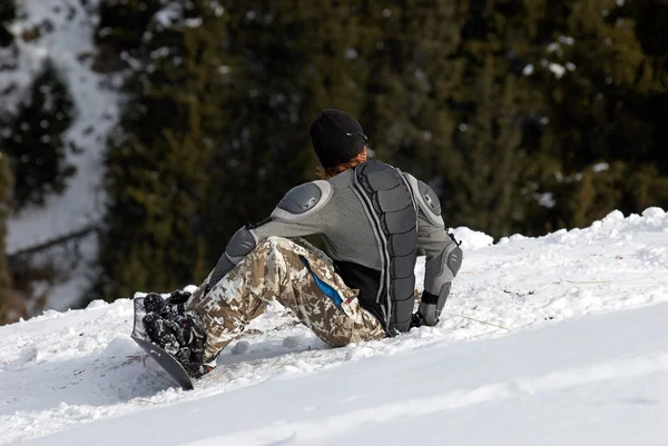 Snowboardzista w obronie na stoku resort — Zdjęcie stockowe