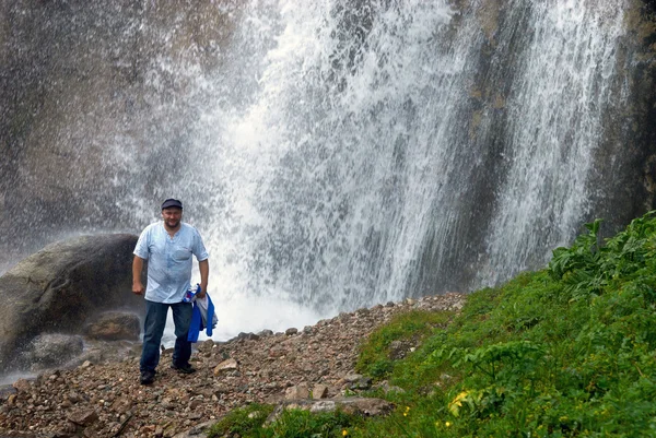 Man and great waterfall — Stock Photo, Image
