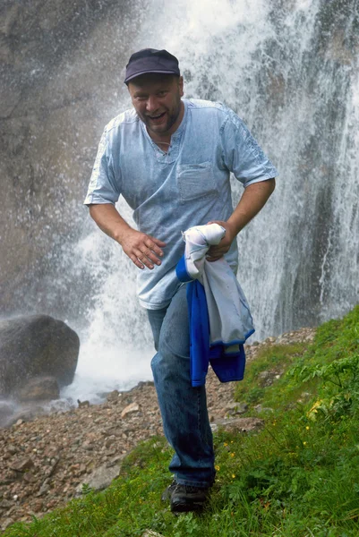 Man and great waterfall — Stock Photo, Image