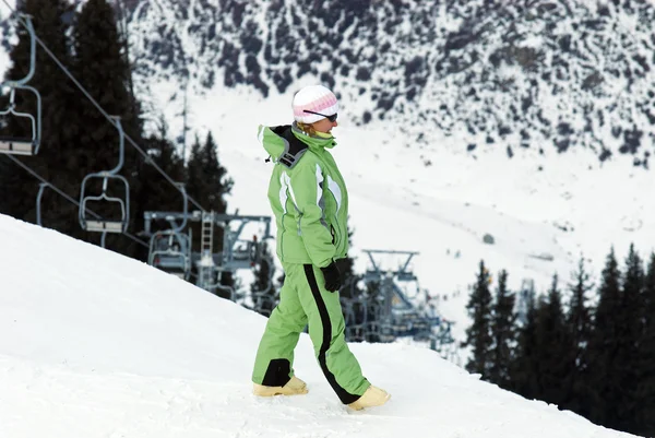 Mulher na encosta do resort de esqui de montanha — Fotografia de Stock