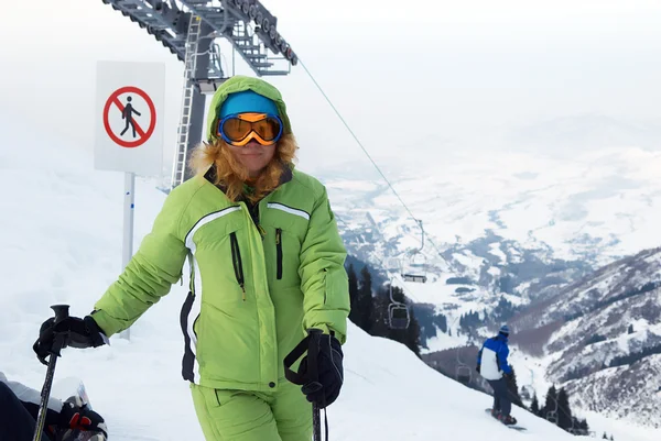 Femme sur la piste de ski de montagne — Photo