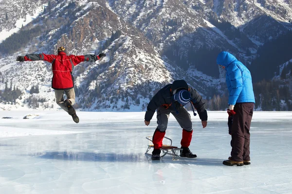 Rilassarsi sul lago di montagna invernale — Foto Stock
