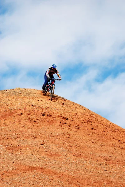 Kırmızı tepe üzerinde Bike downhill — Stok fotoğraf