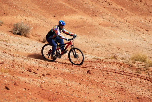 Motociclista em colinas de loam vermelho — Fotografia de Stock