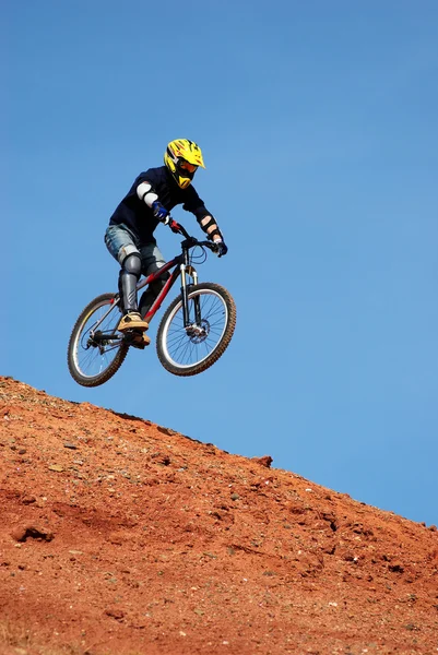 Fliegender Mountainbiker — Stockfoto