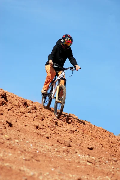 Flicka störtlopp på mountainbike — Stockfoto