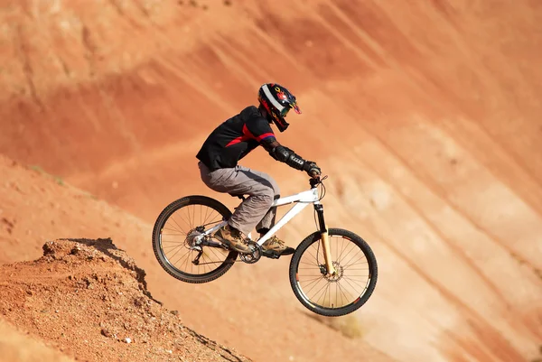 Ekstremalne rowerzysta w red canyon — Zdjęcie stockowe