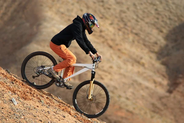 Girl downhill on mountain bike — Stock Photo, Image