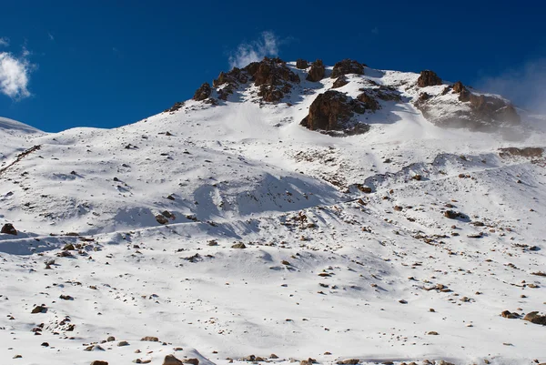 Droga na śniegu góry — Zdjęcie stockowe