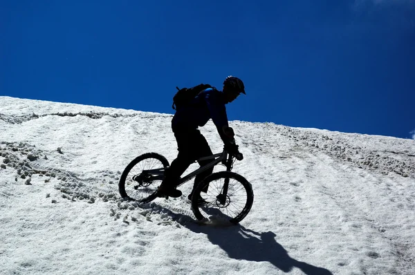 Cer, zăpadă și motociclist de munte — Fotografie, imagine de stoc