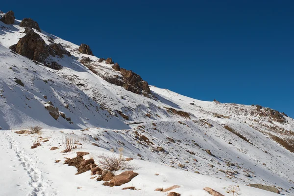 Yol ve kış dağ parça — Stok fotoğraf