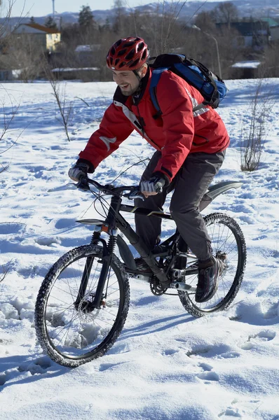 Uśmiechający się śnieg rowerzystę — Zdjęcie stockowe