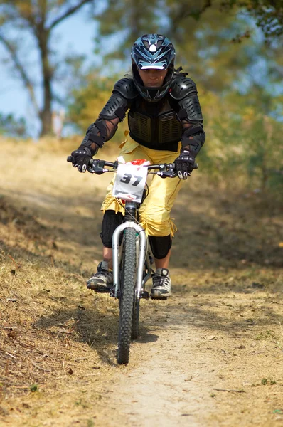 Дівчина на гірському велосипеді вниз гонка — стокове фото