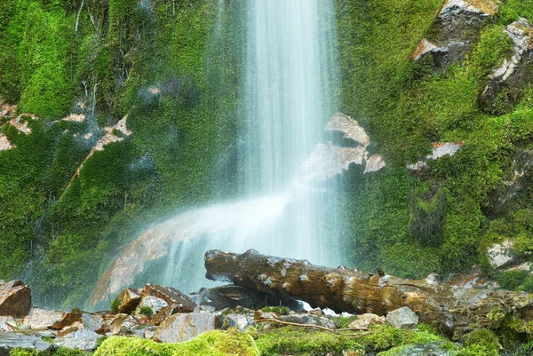 Wasserfall und Balken — Stockfoto