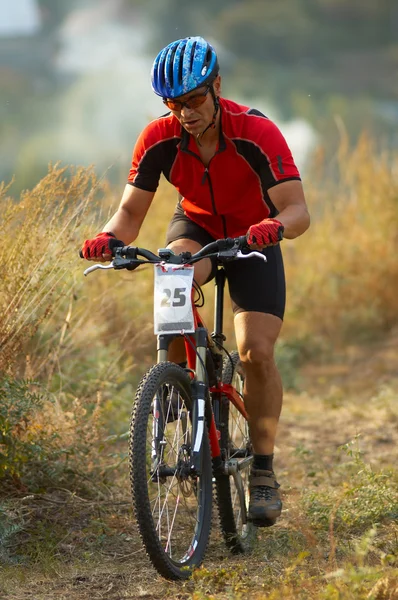 Ciclista de montaña en carrera — Foto de Stock
