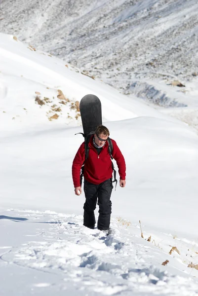 Snowboarder bergauf für Freeride — Stockfoto