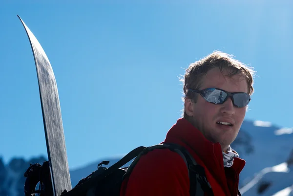 Snowboardåkare uppför för freeride — Stockfoto
