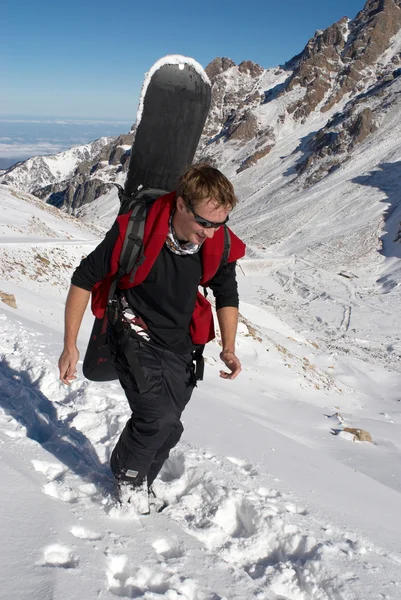 Snowboarder cuesta arriba para freeride — Foto de Stock