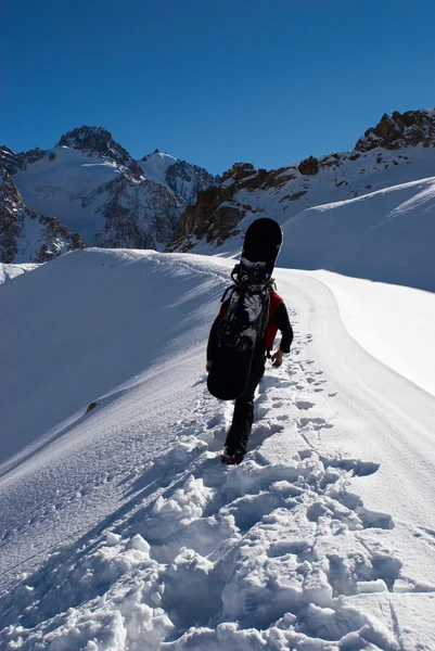 Snowboarder bergop voor freeride — Stockfoto