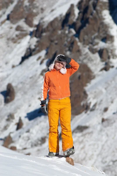 Πορτοκαλί κορίτσι σε ψηλά βουνά — Φωτογραφία Αρχείου