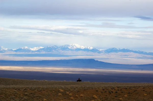 Adam, at, bulutlar ve dağ — Stok fotoğraf