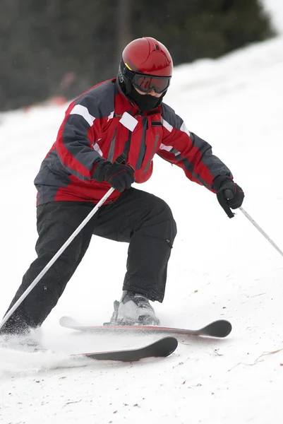 赤いスキーヤー — ストック写真