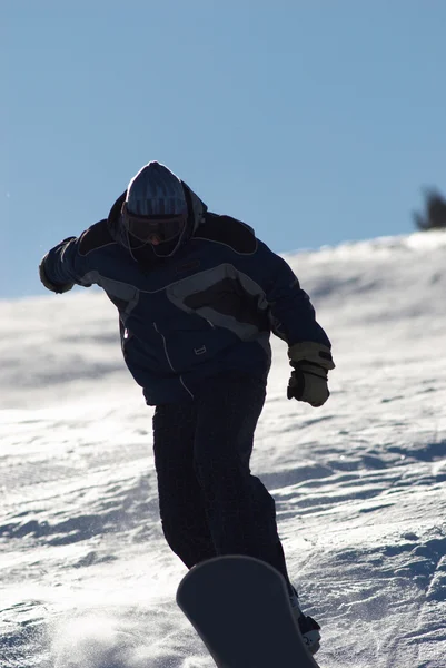 Сноубордист спускается с горы — стоковое фото