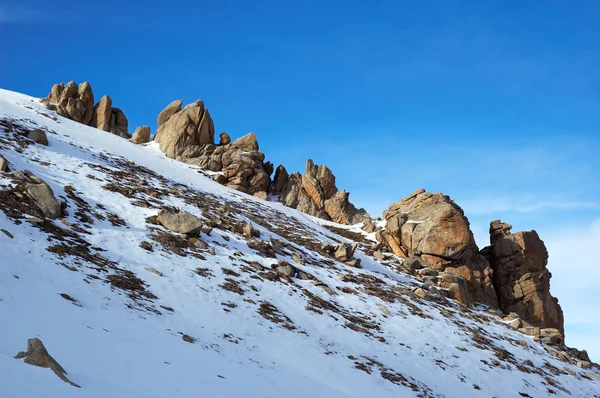 岩石、 雪和蓝蓝的天空 — 图库照片
