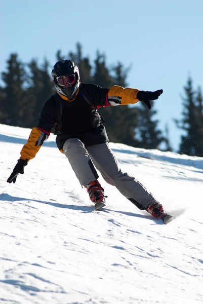 Esquiador preto no capacete — Fotografia de Stock