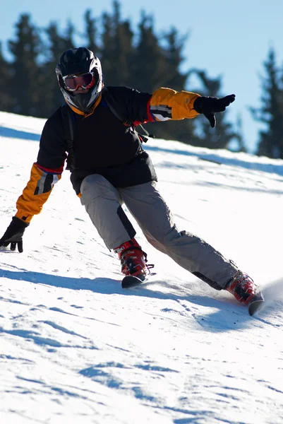 Esquiador de montaña rápido cuesta abajo en la pista de esquí —  Fotos de Stock