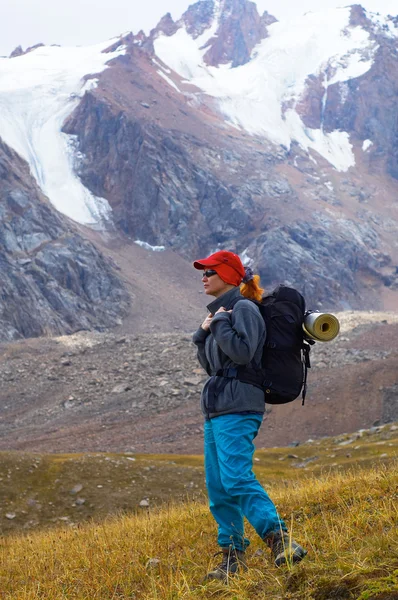 Mujer con mochila en alta montaña —  Fotos de Stock