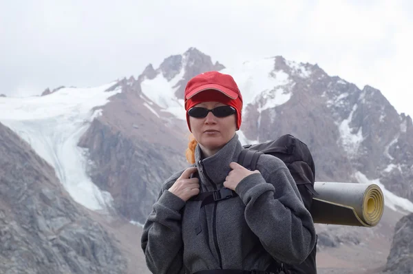 Sırt çantasında yüksek dağ olan kadın — Stok fotoğraf