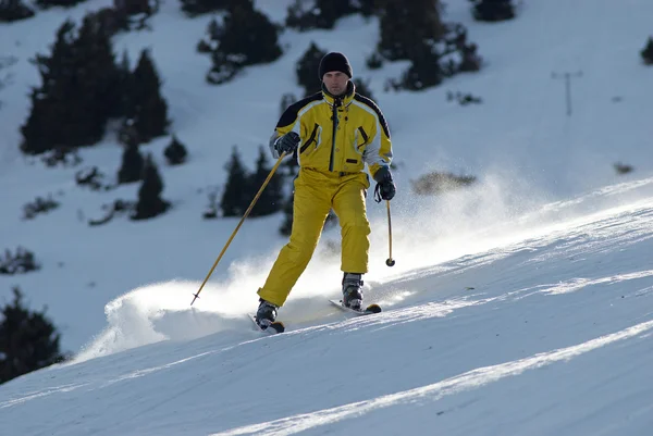 Gele skiër op de skipiste — Stockfoto