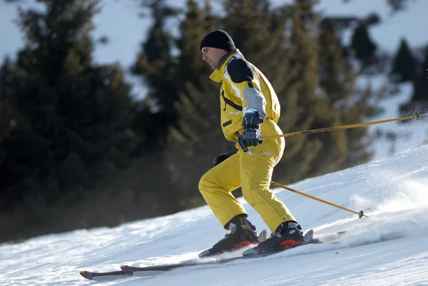 Sciatore di montagna giallo — Foto Stock