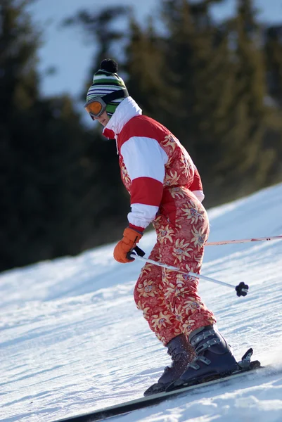 Chica de esquí en rojo —  Fotos de Stock