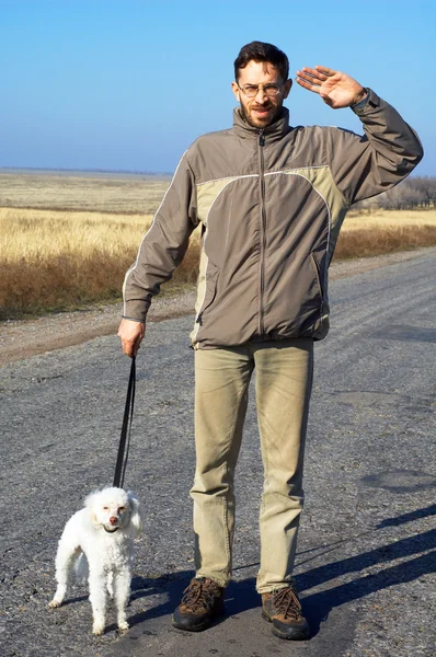 Чоловік і маленький білий собака — стокове фото