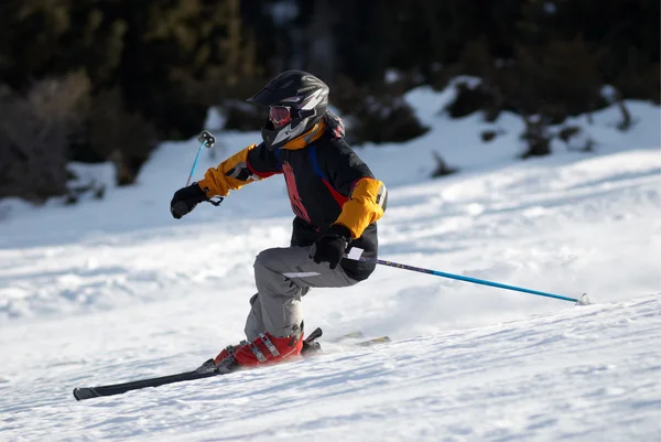 Veloce sciatore di montagna in discesa sulla pista da sci — Foto Stock
