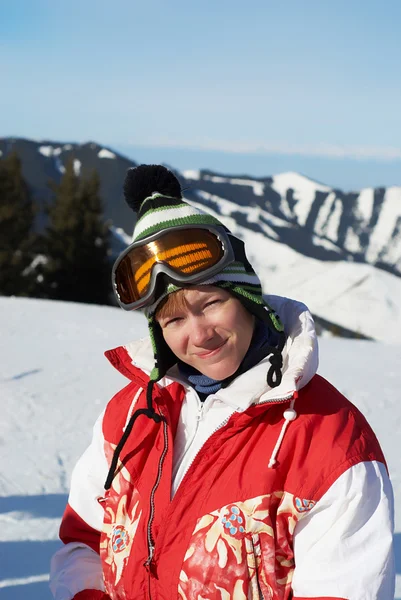 Портрет счастливая лыжная девушка в красном — стоковое фото
