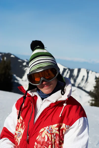 赤で肖像画の幸せなスキー場の女の子 — ストック写真