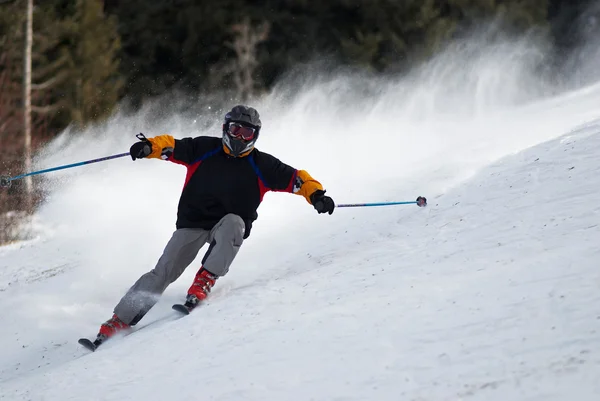 Esquiador de montaña rápido cuesta abajo en la pista de esquí —  Fotos de Stock