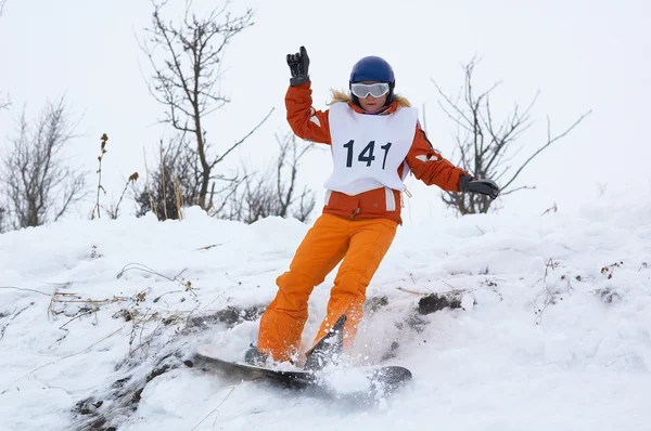 Niña snowboard cuesta abajo —  Fotos de Stock