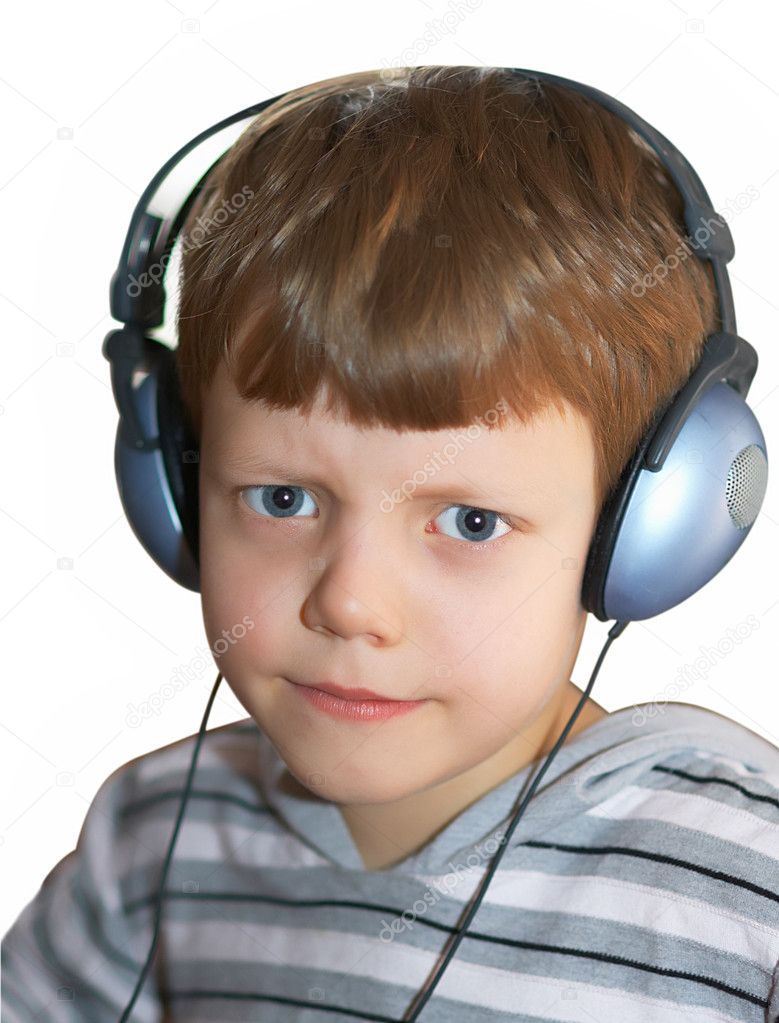 Cantando Niño En Los Auriculares Aislados En Blanco Fotos, retratos,  imágenes y fotografía de archivo libres de derecho. Image 12157712