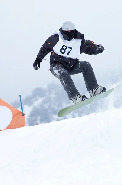 Snowboardåkare i race — Stockfoto
