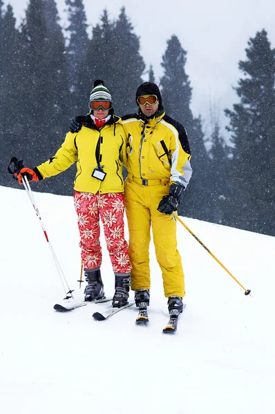 Sciatori della famiglia Yong in giallo sulla pista da sci — Foto Stock