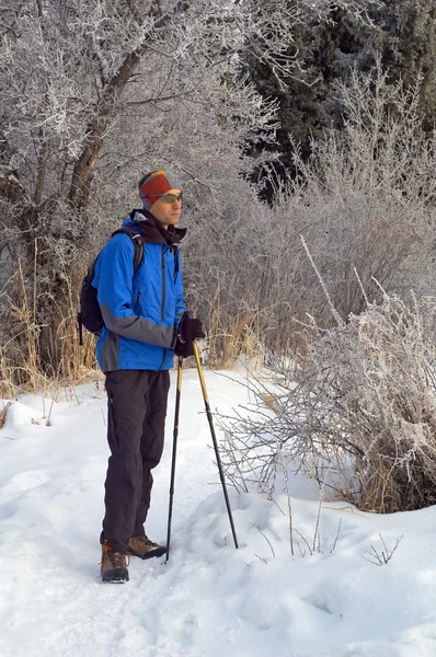 Man snowshoer i vintern bergskog — Stockfoto