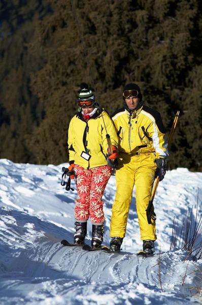 Лыжники семьи Йонг в желтом на лыжном склоне — стоковое фото