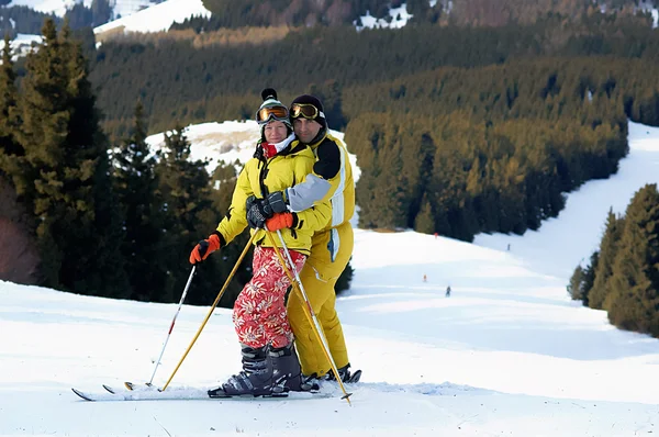 Лыжники семьи Йонг в желтом на лыжном склоне — стоковое фото