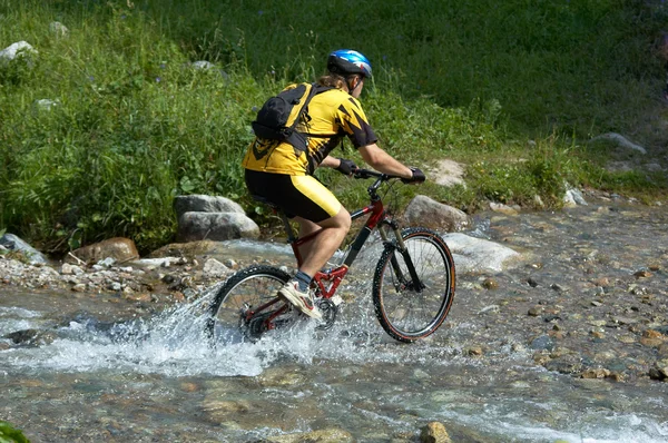Ciclista de montaña y arroyo —  Fotos de Stock