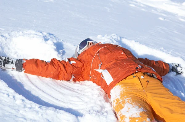 Сноубордистка на снегу — стоковое фото