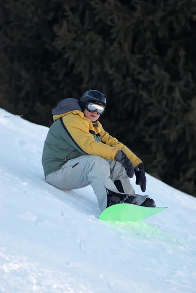 Snowboard homem senta-se na pista de esqui — Fotografia de Stock